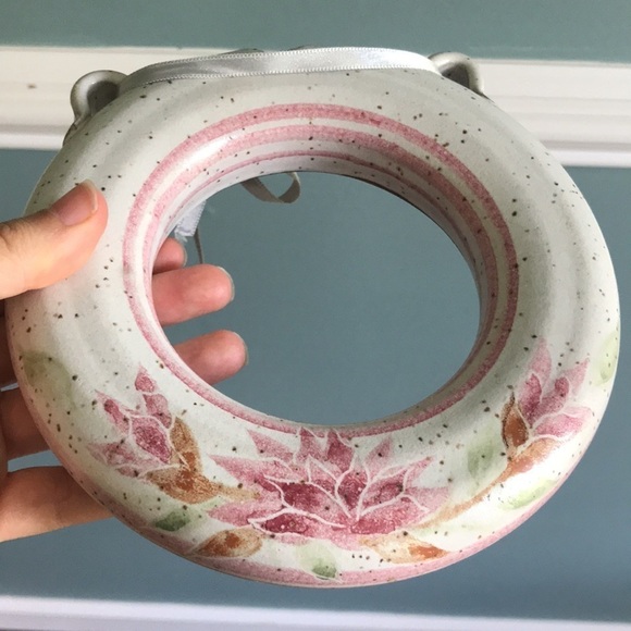 Studio pottery vase hanging circular donut vase. Hand painted. Signed. Floral - Picture 3 of 8